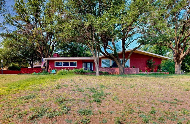 2 Bedroom Dog Friendly Main Home with enclosed backyard