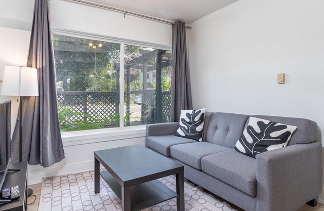 2 Bedroom Duplex near Hospital, Parking.
