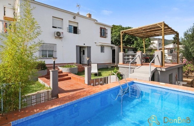 Casa de 2 dormitorios con piscina privada y desayuno incluido en Alhaurin