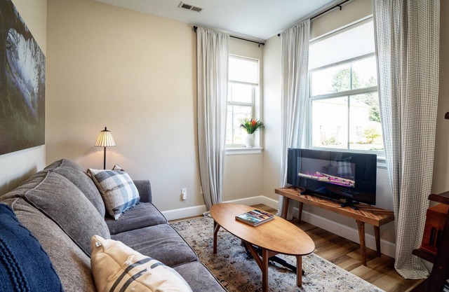 2 Bedroom - Everglade Townhome Southeast Corvallis Vacation Rental
