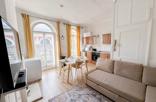 2 Bedroom Flat a short walk away to Barbican Centre near Farringdon Old St