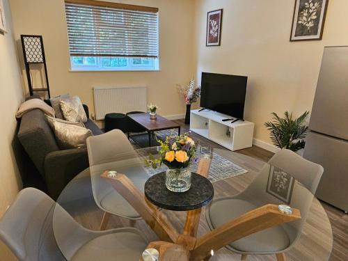 2 Bedroom Flat Western Elms Free Parking
