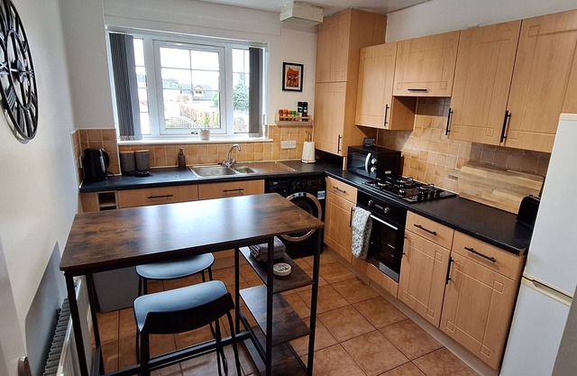 2 Bedroom flat with great Glasgow/Edinburgh connections.