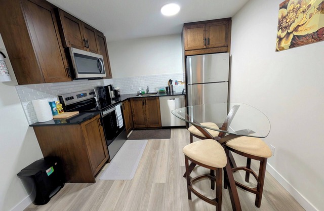 2-bedroom Guest Suite in SW Calgary with WiFi