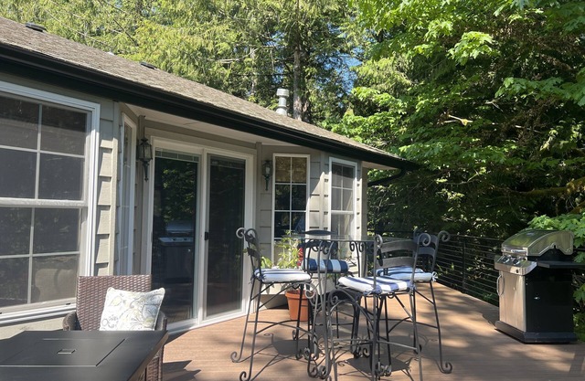 2 Bedroom Hiker's Getaway; Just 10 minutes to ONP hiking and lakes; Sleeps 4