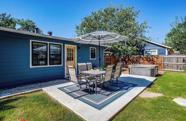 2-bedroom Home with Hot Tub near Granbury Square