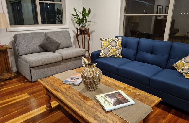 2 bedroom house Central Nagambie sleeps 5. Walking distance to lake and shops.