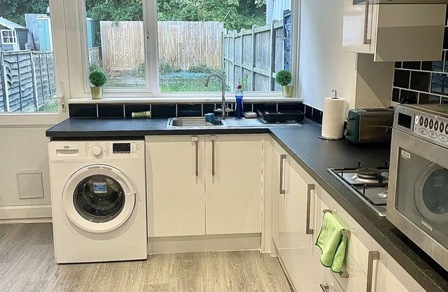 2 bedroom house in Sittingbourne with free parking