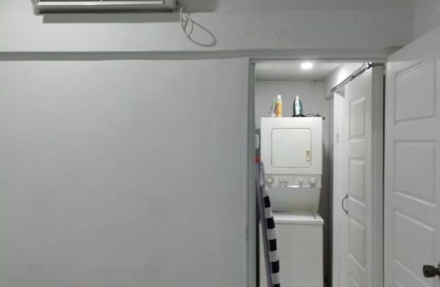 2-bedroom house in awesome POS walking distance to everything -WiFi, AC included
