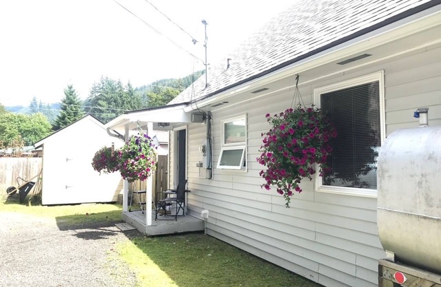 2 bedroom house in beautiful Juneau, Alaska!Near glacier, and close to airport.