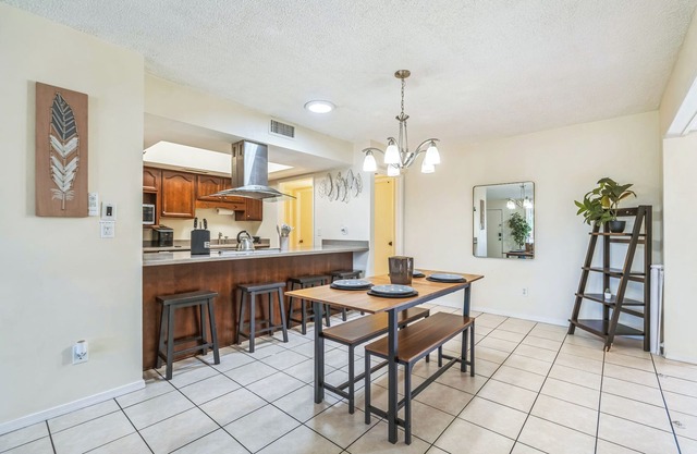 Charming 2-bedroom house in brilliant Glendale with an office, WiFi, A/C & pool