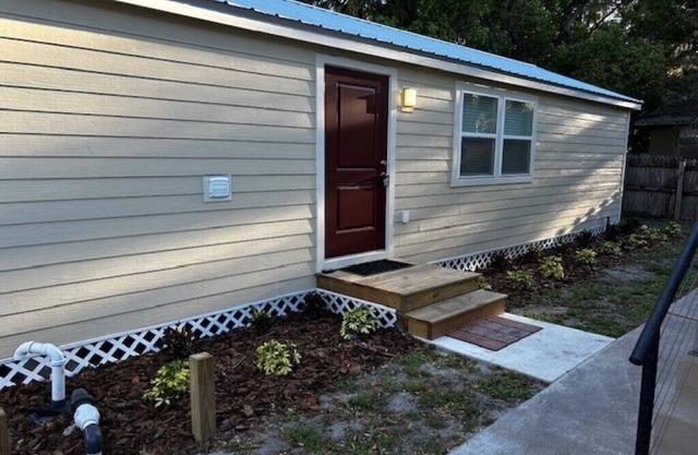 2-bedroom house in charming Longwood with WiFi, Travel on our train or bus line.