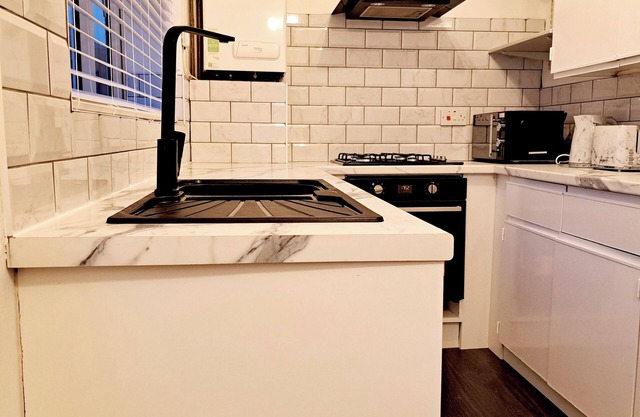 2 Bedroom House in Leeds - Sleeps 5, Wifi, Parking