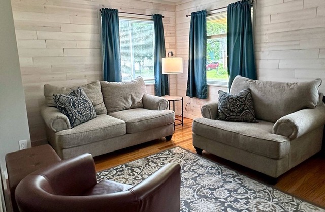 2-bedroom house in Glens Falls 8 Minutes From Lake George
