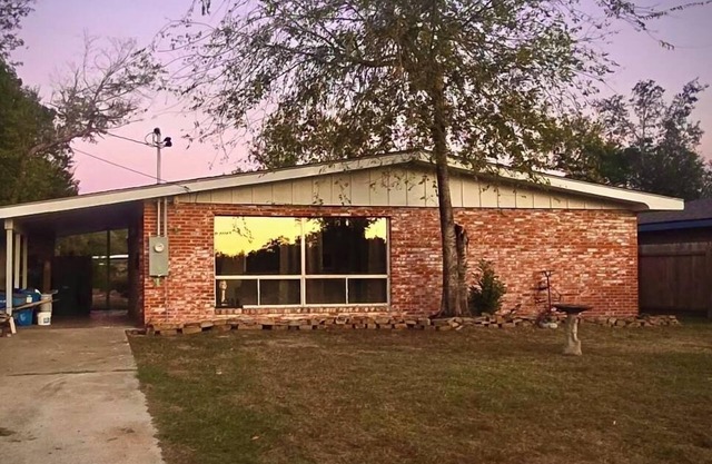 Charming 3-bedroom cottage with WiFi, AC in Lake Charles