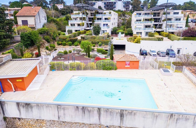 2 bedroom house with terrace, 2 parking spaces and swimming pool