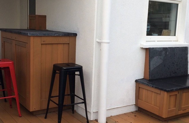 ¡2 dormitorios en Salthill, a pasos de la bahía de Galway!