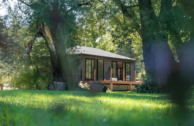 2-bedroom Lake Front Cottage in Harwood, ON #2