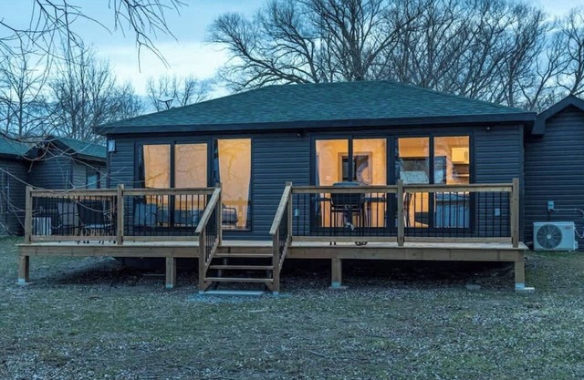 2-bedroom Lake Front Cottage in Harwood, ON #4