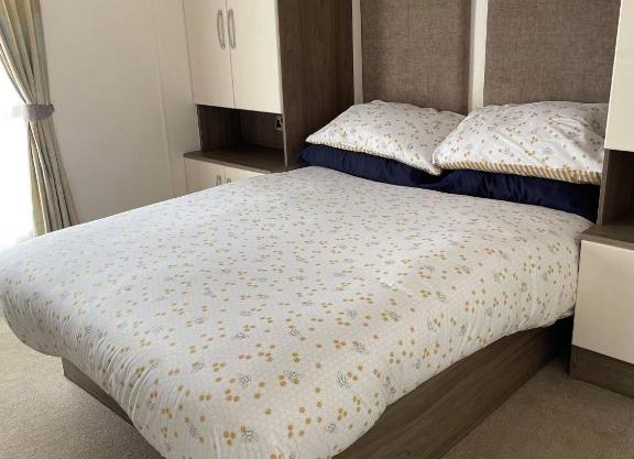 2 Bedroom Lodge - Honeysuckle 95, Trecco Bay