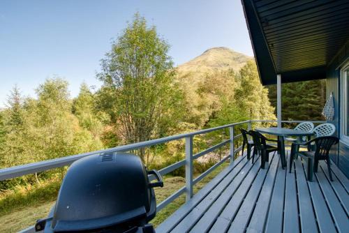 2 bedroom lodge with stunning loch mountain views
