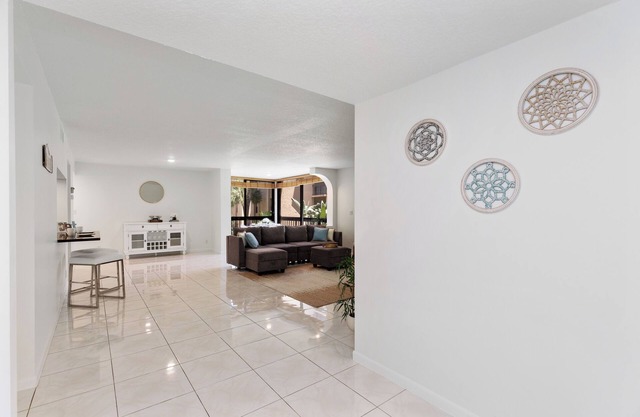 2-bedroom modern apt w/ king bed & pool, 10 min. to the beach!