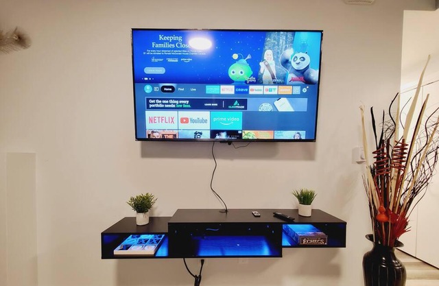 2 Bedroom modern apartment. Home Away From Home!