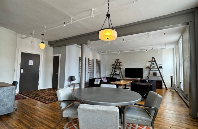 2 Bedroom Modern Loft in Heart of Downtown Medina with Elevator