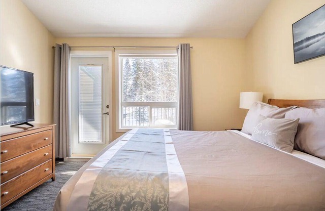 2 bedroom Mountain View Suite Getaway, right at the gate of Banff National Park.
