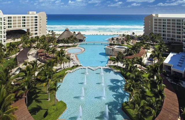 2 Bedroom Ocean View Villa w/Balcony: 1 King, 1 Queen, 2 Sofa beds, Full Kitchen