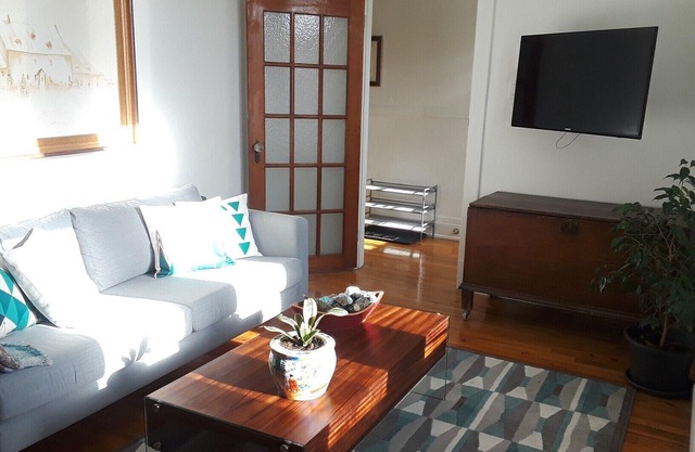 Encantador apartamento ubicado en el barrio tranquilo, seguro y amigable.