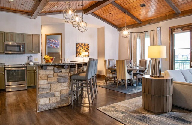 2 Bedroom Presidential, at Glacier Canyon Lodge! Waterpark passes included!