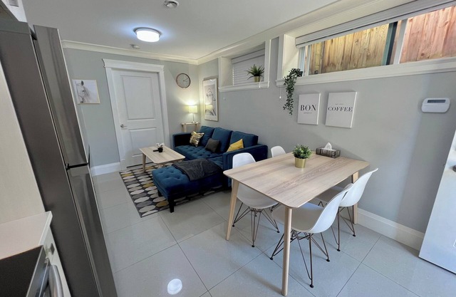 2-bedroom Private Suite in Sunset Area