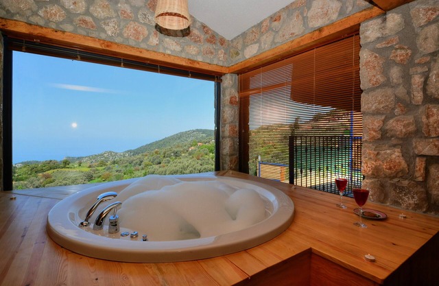 Villa privada de 2 dormitorios con piscina infinita y vistas al mar