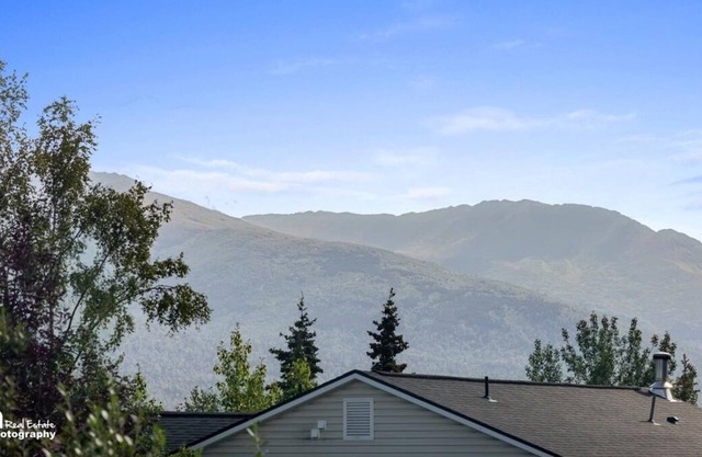 2 Bedroom Quiet Townhouse with Central Location