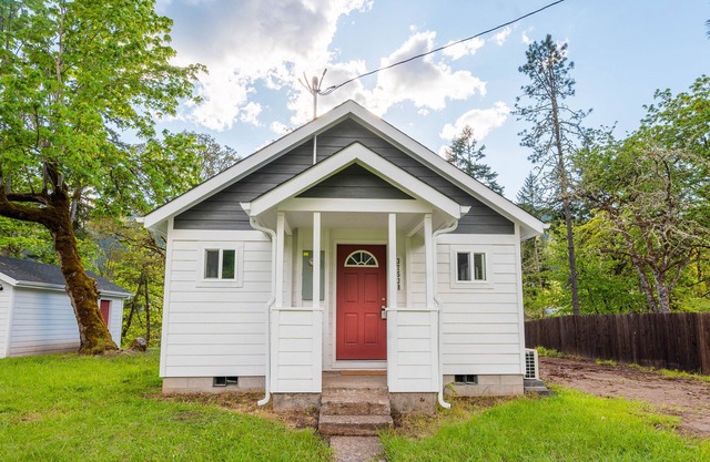 2 bedroom Riverfront Home, 5 mins from the lake!