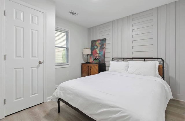 2 bedroom Rustic Duplex-Free Parking