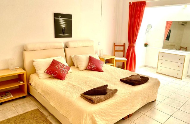 2 Bedroom, Sea Side Retreat Saronida