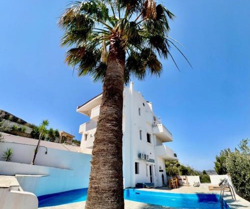 2 bedroom self-contained apartment and swimming pool at Palm Tree Villa