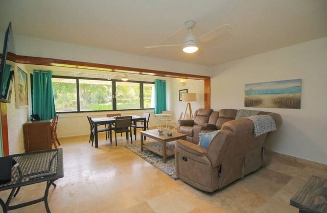 2 Bedroom Sleeps 6 - Cozy Condo with beach access