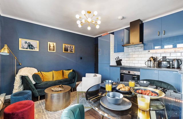 2 Bedroom Stylish Flat Central London