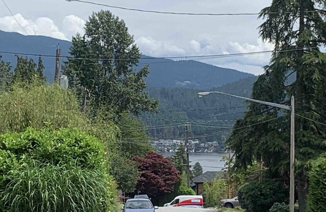 2 bedroom Suite, 5 minutes to Deep Cove