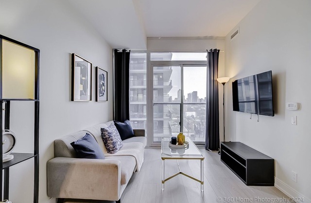2 Bedroom Suite near Dundas Square