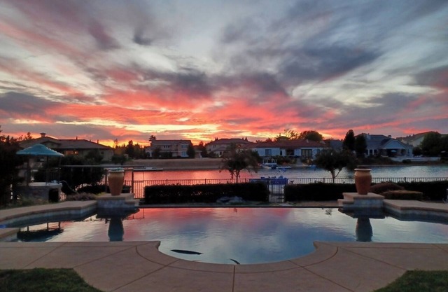 2 Bedroom Suite on Lake with Boat and Golf Course. Has separate Entry access