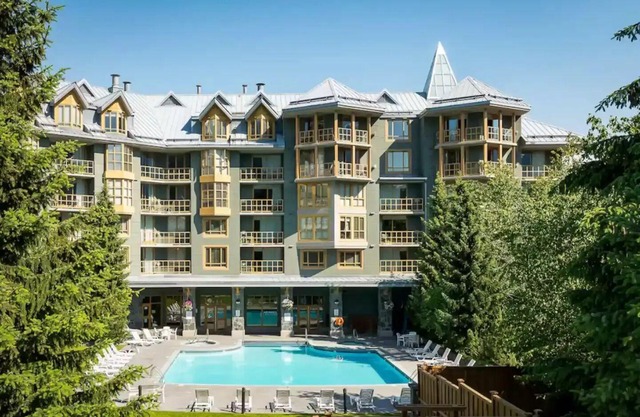 2 Bedroom Suite w/ Kitchen and Hot Tub in Village