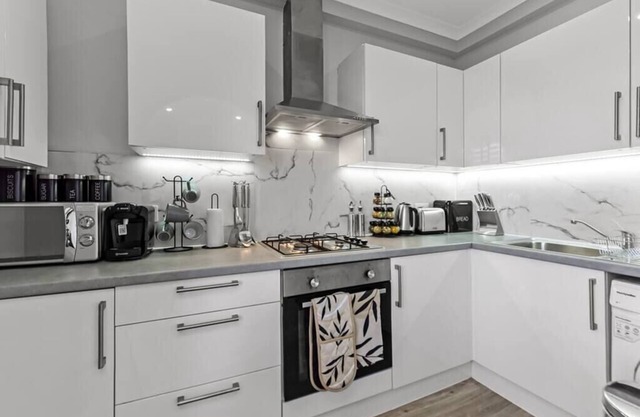 2-Bedroom Thameside Getaway
