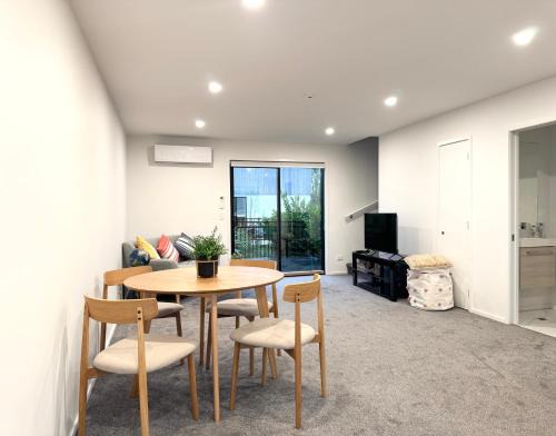2 bedroom Townhouse in Merivale with free Carpark