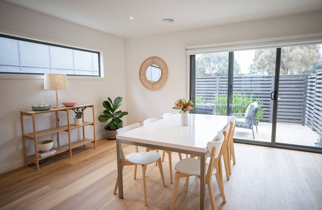 2 Bedroom Townhouse With 2 Bathrooms - 10 min Walk to Beach & Golf