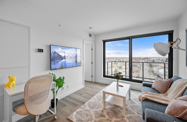 2 Bedroom, Mins to Stampede, Rooftop Patio, Underground Parking