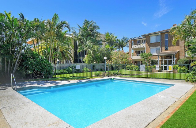 2 Bedroom unit in security complex with Pool
